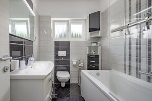 Family Apartment, Multiple Bedrooms, 2 Bathrooms, Mountainside (Comfortable Seaview Apartment Pacco) | Bathroom | Separate bathtub and shower, hair dryer, towels, soap - Comfortable Seaview Apartment Pacco (Novi Vinodolski)