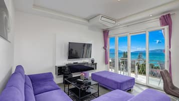 Family Apartment, Multiple Bedrooms, 2 Bathrooms, Mountainside (Comfortable Seaview Apartment Pacco) | Living room | 21-inch flat-screen TV with cable channels