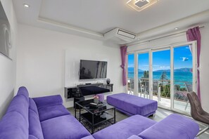 Familienapartment, Mehrere Schlafzimmer, 2 Bäder, Bergseite (Comfortable Seaview Apartment Pacco) | Wohnzimmer