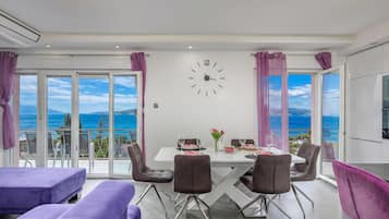 Family Apartment, Multiple Bedrooms, 2 Bathrooms, Mountainside (Comfortable Seaview Apartment Pacco) | Living room | 21-inch flat-screen TV with cable channels