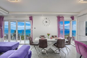 Familienapartment, Mehrere Schlafzimmer, 2 Bäder, Bergseite (Comfortable Seaview Apartment Pacco) | Wohnzimmer