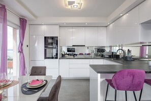 Familienapartment, Mehrere Schlafzimmer, 2 Bäder, Bergseite (Comfortable Seaview Apartment Pacco) | Eigene Küche