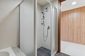 Shower, hair dryer, bidet, towels - 3BR Oceanfront Haven with Mesmerizing Sea View Near Pristine Beach and Campsite (Fujairah)