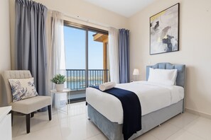 Caja fuerte, tabla de planchar con plancha, wifi gratis y ropa de cama