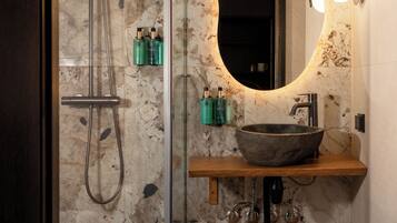 Habitación con 1 cama doble o 2 individuales | Baño | Ducha, secador de pelo, toallas y jabón