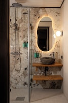 双人房或双床房 | 浴室 | 淋浴设施、吹风机、毛巾、肥皂