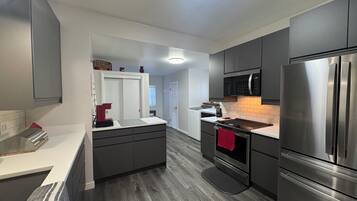 Micro-ondes, four, plaque de cuisson, lave-vaisselle