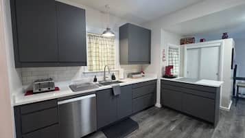 Frigorifero, microonde, forno, piano cottura