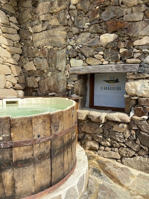 A stone wall with a wooden barrel and a sign reading 'Ecolaguar Orarqueiro'. - Villa in the Ribeira Sacra, A Chalana (Pantón)