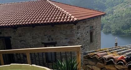 Villa in the Ribeira Sacra, A Chalana