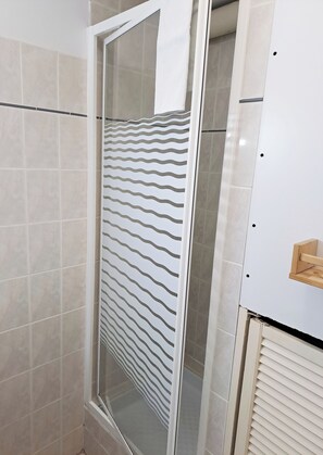Dusche, Handtücher, Seife, Toilettenpapier