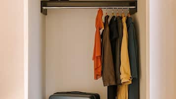 Tabla de planchar con plancha, wifi gratis y ropa de cama