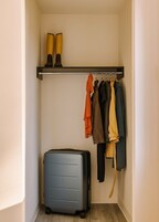 Tabla de planchar con plancha, wifi gratis y ropa de cama