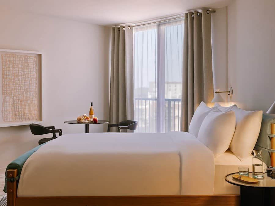 Tabla de planchar con plancha, wifi gratis y ropa de cama