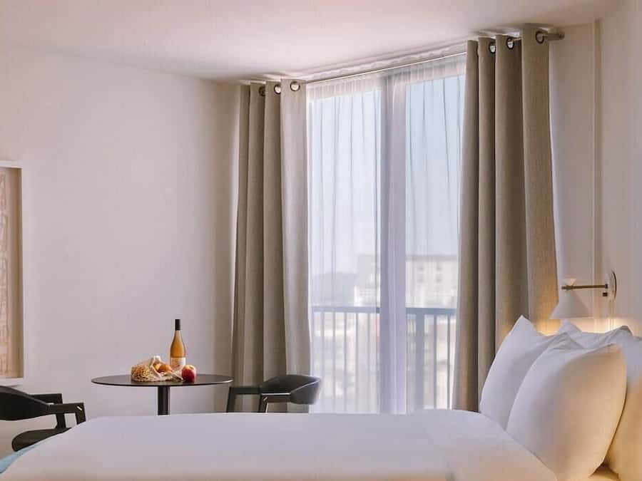 Tabla de planchar con plancha, wifi gratis y ropa de cama