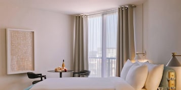 Tabla de planchar con plancha, wifi gratis y ropa de cama