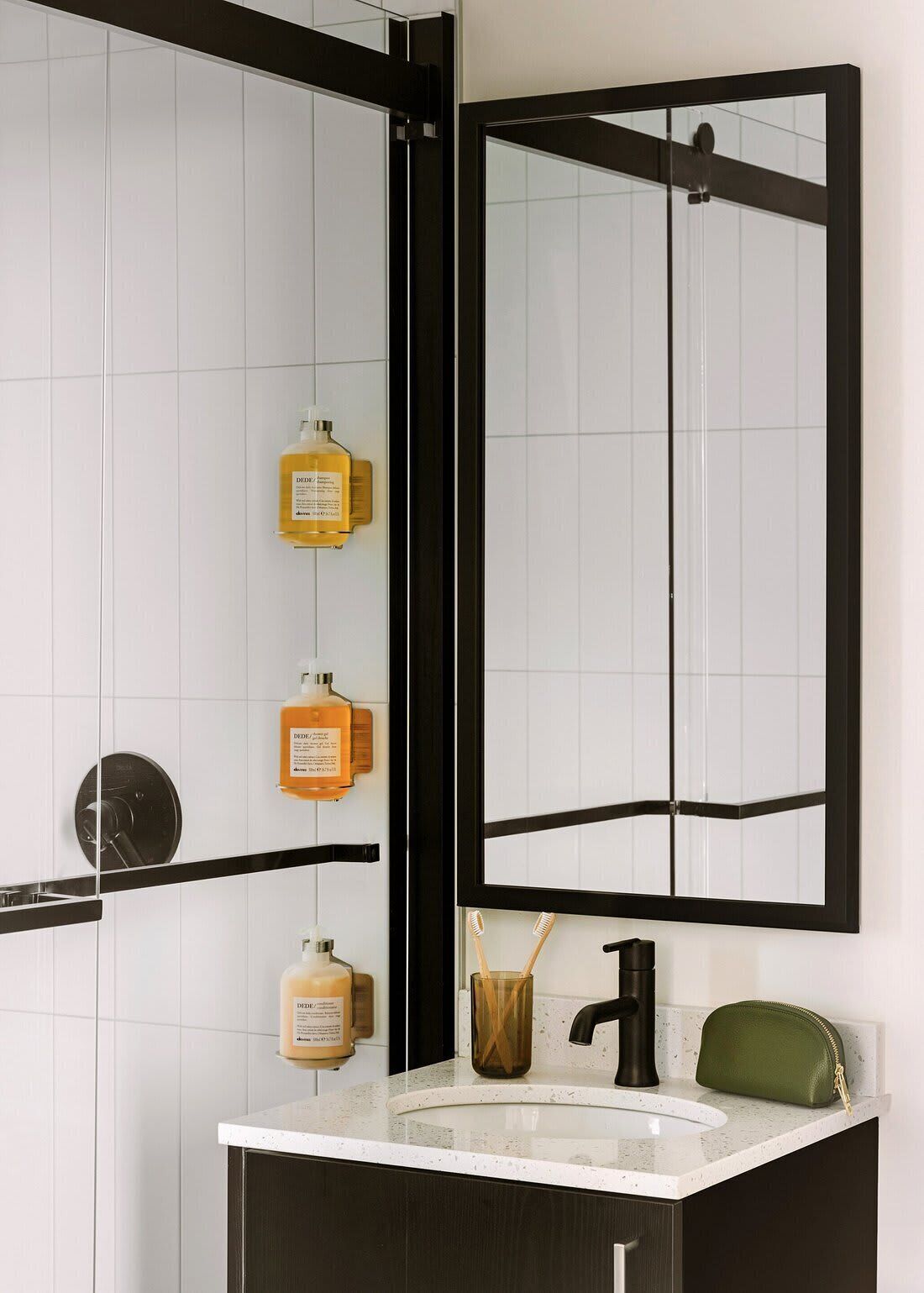 Douche, articles de toilette gratuits, sèche-cheveux