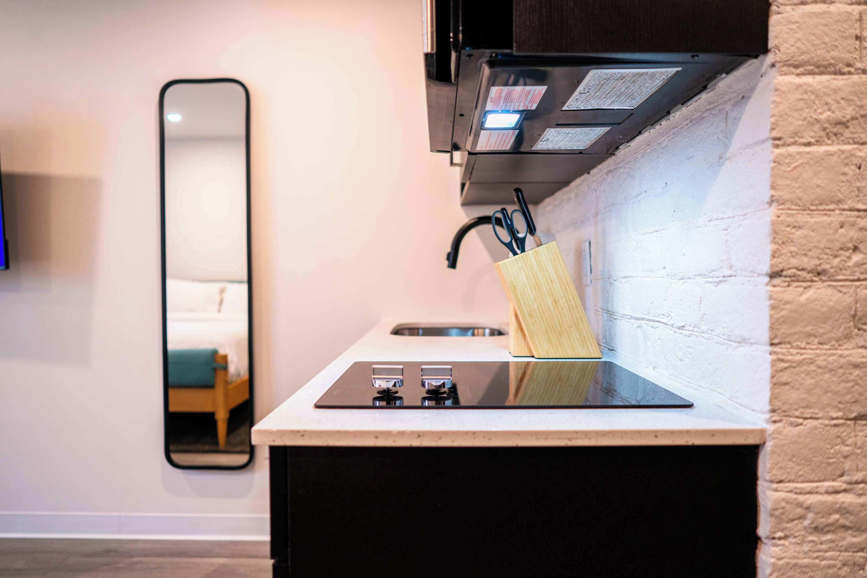 Basic Studio | Dapur peribadi | Peti sejuk, ketuhar gelombang mikro, ketuhar, dapur 