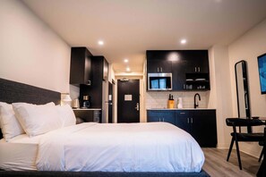Iron/ironing board, free WiFi, bed sheets - Roami at The Fitz (St. Paul)