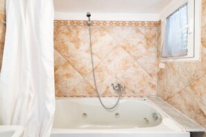 Shower, bidet, towels, shampoo - Casa Zefiro by Rentbeat (Ostuni)