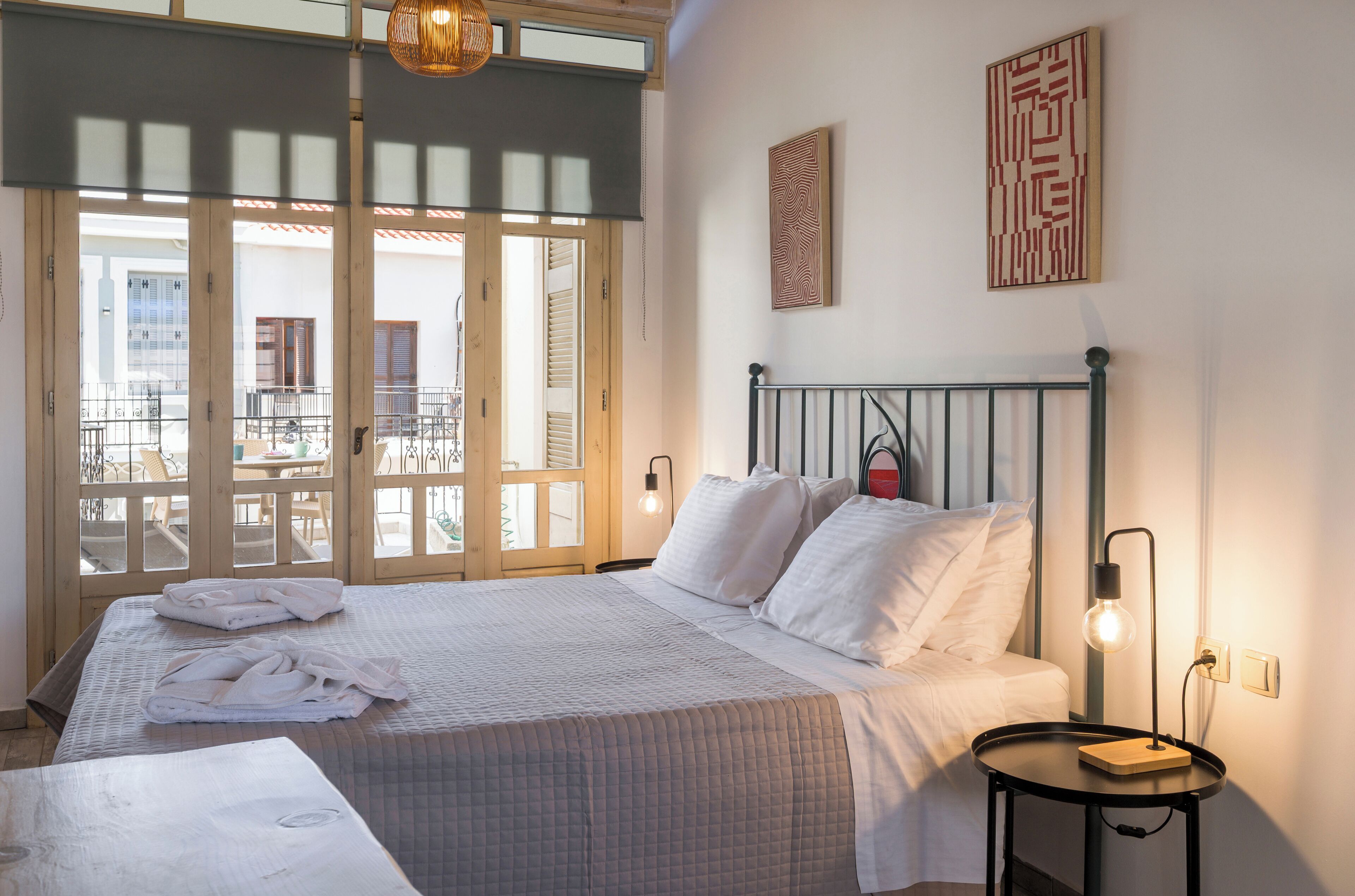 Apartamento, 1 habitación, vistas a la ciudad | Caja fuerte, tabla de planchar con plancha, wifi gratis y ropa de cama