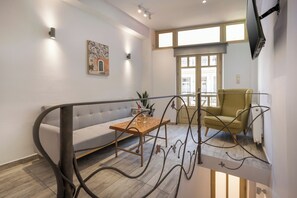 Apartamento, 1 habitación, vistas a la ciudad | Zona de estar | Smart TV de 40 pulgadas con canales por cable