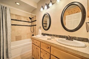Hair dryer, towels - Canyon Lake Escape |Hot Tub| Game Room| Fire Pit (Canyon Lake)