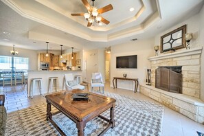 TV, fireplace, video games, table football - Canyon Lake Escape |Hot Tub| Game Room| Fire Pit (Canyon Lake)