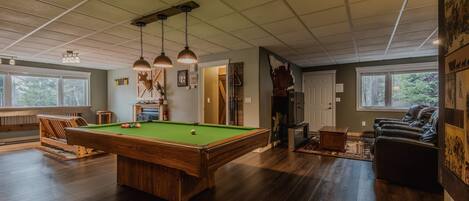 Maison, plusieurs lits, bain à remous, vue jardin (Magnificent 7) | Salle de jeux