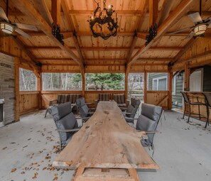 Casa, varias camas, bañera de hidromasaje, vistas al jardín (Magnificent 7) | Restaurante al aire libre