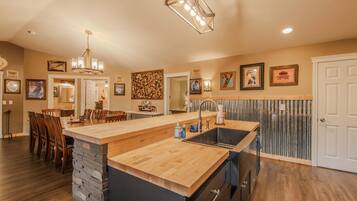 House, Multiple Beds, Hot Tub, Garden View (Magnificent 7) | Dining