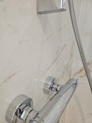 A bathroom with a glass shower enclosure and a chrome faucet. - La Bastide Foch - Appart'Hôtel Premium Downtown - Ground Floor Accessibility (Salon-de-Provence)