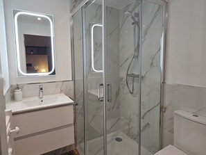 Douche, sèche-cheveux, serviettes fournies, savon