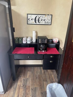 Interior - Cozy 1-bedroom home in tranquil Pikeville with AC. Beautiful Mountain Views (Pikeville)