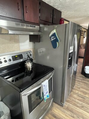 Microwave, oven, stovetop, dishwasher - Cozy 1-bedroom home in tranquil Pikeville with AC. Beautiful Mountain Views (Pikeville)