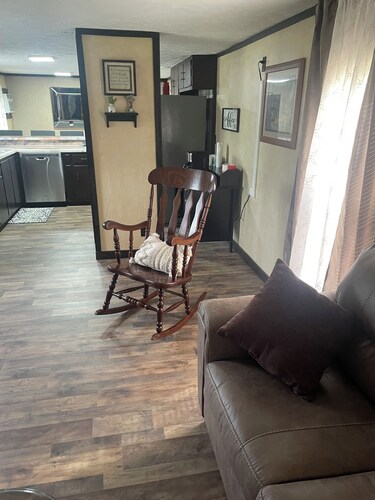 Cozy 1-bedroom home in tranquil Pikeville with AC. Beautiful Mountain Views
