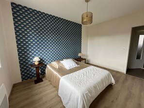 Tabla de planchar con plancha, wifi y ropa de cama 