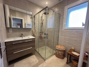 Shower, hair dryer, towels, soap - L'ECRIN DE JOSELIA, 60m2 renovated family home in Périgord Vert (QUINSAC)