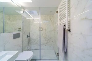 Dusche, Haartrockner, Handtücher, Shampoo
