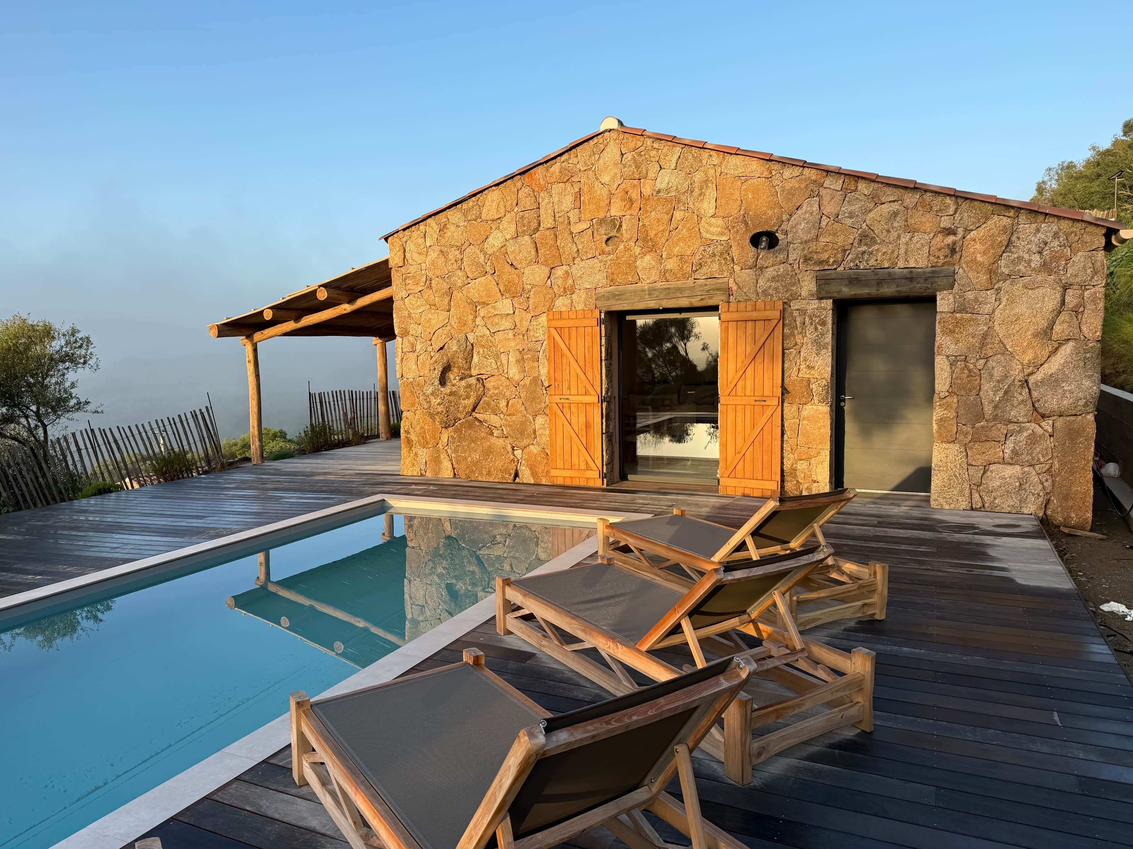 Lämmitetty uima-allas