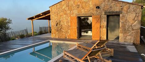 Lämmitetty uima-allas