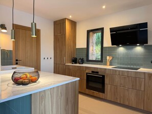 Fridge, microwave, oven, stovetop - Contemporary sheepfold with heated swimming pool (Sotta)