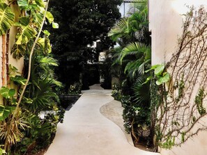 Property grounds - Welcome to the garden in Tulum — a chic, art-forward studio in the heart of Tulum combining style, comfort, and convenience. Enjoy your own private space with a king-size bed, fully equipped kitchen, smart TV, and AC. (Tulum)
