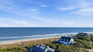 Une propriété située sur la côte, comprenant plusieurs maisons, une plage et donnant sur l’océan.