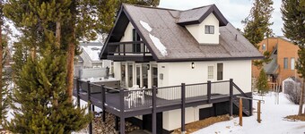 Wonderful 4 bedroom, private hot tub and mt views