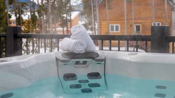 Bañera de hidromasaje al aire libre