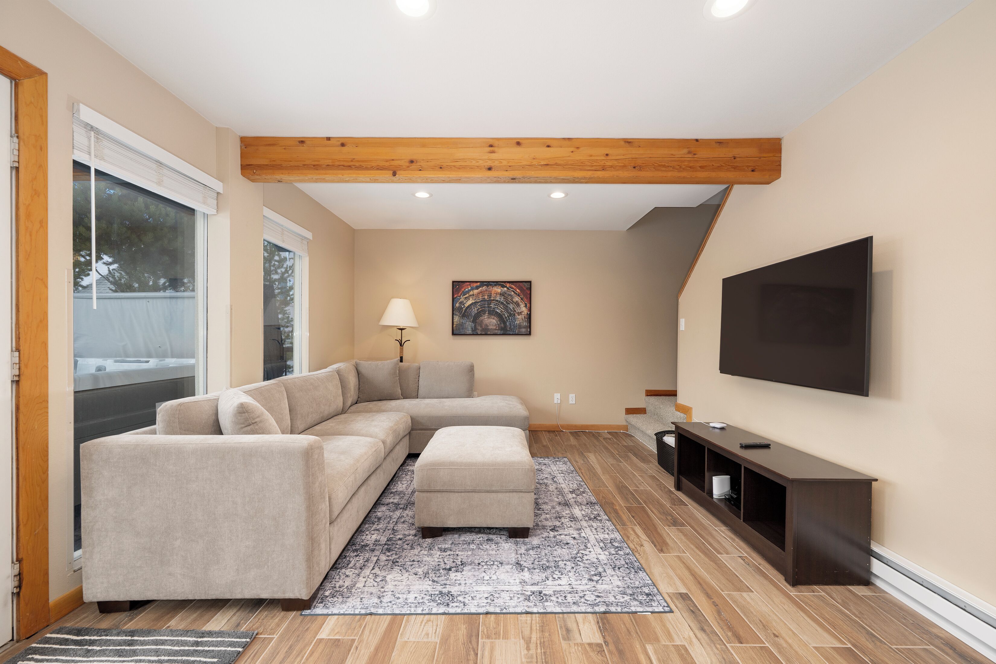 Una televisión, una chimenea