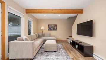 Una televisión, una chimenea