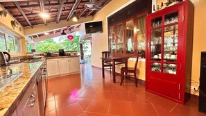 Microwave, oven, stovetop, dishwasher - Four-star villa in Mui Ne, 10 minutes from the beach on foot (Pham thiet)