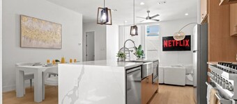 Luxury Dallas Townhome w/ Rooftop BBQ - Swings